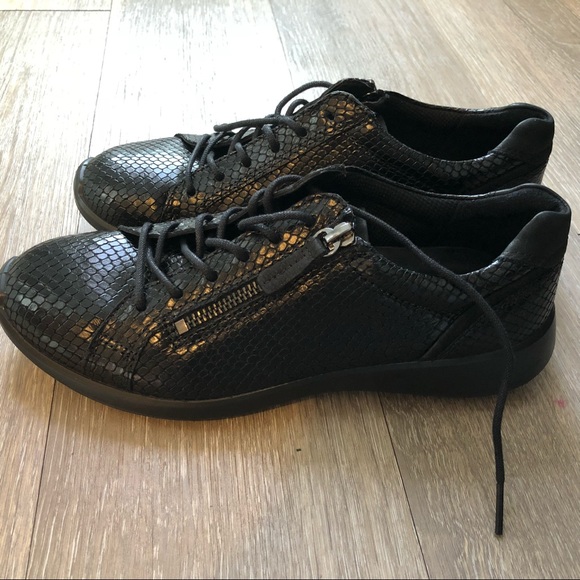 ecco soft 5 zip sneaker